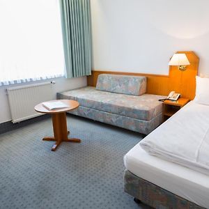 Zimmer mit Kingsize-Bett